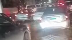 كسر مفاجئ بخط المياه الرئيسي ب6 أكتوبر يشل المرور ويدفع فرق الصيانة للتدخل