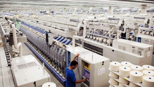 الدولة تنفي بيع مصانع الغزل والنسيج وتؤكد تطويرها