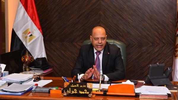 وزير العمل يعتمد تحديد ساعات العمل في المنشآت الصناعية