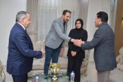 وزير الرياضة ومحافظ بورسعيد يقدمان واجب العزاء في السباح يوسف محمد بمنزله