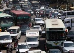 كثافات مرورية بشارع البحر الأعظم بالجيزة بسبب كسر ماسورة مياه