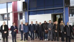 محافظ بورسعيد يقدم العزاء لأسرة السباح يوسف محمد ويوجه بمتابعة التحقيقات