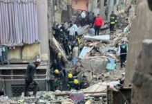 انتشال جثة طفلة من أسفل أنقاض عقار إمبابة المنهار