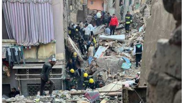 انتشال جثة طفلة من أسفل أنقاض عقار إمبابة المنهار