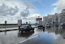 تشهد محافظة الإسكندرية غدا الأربعاء إستمرار حالة التقلبات الجوية، مع نوة قاسم فى يومها الثانى. حيث حذرت هيئة الأرصاد الجوية من استمرار تكاثر السحب المنخفضة والمتوسطة والركامية الممطرة على مناطق من السواحل الشمالية وشمال الوجه البحرى، الإسكندرية - شمال كفرالشيخ - شمال البحيرة - دمياط، يصاحبها هطول أمطار متوسطة تكون غزيرة ورعدية أحيانا، ومن المتوقع أن تتقدم إلى بورسعيد مع تقدم الوقت ارتفاع الأمواج بالبحر المتوسط لـ3 أمتار وتتوقع الهيئة العامة للأرصاد الجوية أن يشهد غدا، استمرار الانخفاض في درجات الحرارة على أغلب الأنحاء، ليسود طقس بارد في الصباح الباكر، معتدل الحرارة نهاراً بارد ليلا على أغلب الأنحاء ويصاحب ذلك نشاط للرياح على بعض المناطق مما يزيد من الإحساس ببرودة الطقس، وتسجل الإسكندرية غدا 21 درجة فى العظمى و12 درجة فى الصغرى، مع سرعة رياح تصل 60كم/ الساعة، مما يؤدى إلى ارتفاع الأمواج بالبحر المتوسط إلى 3 أمتار. وأعلنت شركة الصرف الصحى بالإسكندرية، رفع حالة الطوارئ ونشر سيارات ومعدات الصرف فى بؤر التمركز ، مع وقف الأجازات والراحات، واستمرار تطهير الشنايش والمطابق، واستقبال البلاغات على الخط الساخن 175، وذلك تحسبا لإحتمالية سقوط أمطار، وذلك بسبب نوة قاسم التى جاءت متأخرة عن موعدها بسبب المرتفع الجوى المفاجئ. نوة قاسم من أخطر وأشد النوات التى تضرب الإسكندرية تعد نوة قاسم من أخطر وأشد النوات التى تضرب محافظة الإسكندرية، وتأتى نوة قاسم وهى من أخطر النوات على الإسكندرية فى الأسبوع الأول من شهر ديسمبر وتستمر لمدة 5 أيام وتهب على الإسكندرية فى صورة رياح جنوبية غربية وعواصف شديدة وقد سميت بهذا الاسم نسبة إلى أحد أبناء الصيادين ويدعى قاسم والذى تعرض للغرق فى تلك النوة مما أدى إلى إطلاق اسمه عليها. وجاءت نوة قاسم متأخره عن موعدها، بسبب تأخر نوة باقى المكنسة التى جاءت متأخرة عن موعدها بسبب المرتفع الجوى الذى ضرب البلاد فى نفس موعد النوة. الإسكندرية تودع عام 2024 بموجة من الأمطار الرعدية.. نوة رأس السنة تضرب عروس البحر لمدة يومين وتنكسر مطلع 2025.. تأجيل امتحانات المعاهد الأزهرية.. والمحافظ يوجه بالمتابعة اللحظية للتعامل مع الأمطار.. ويذكر أن أرقام غرف الطوارئ والخطوط الساخنة لتلقي بلاغات المواطنين بمحافظة الإسكندرية تعمل على مدار 24 ساعة لتلقي الشكاوى الطارئة والعاجلة وهي كالتالي: • (الخط الساخن 114 من التليفون الأرضي، أو على أرقام (4234132 _ 4234131 _ 4234133 _ 4234134 _ 4234135 _ 4234136_ 4234137) من أي محمول. • (الخط الساخن لشركة الصرف الصحي 175) • (الخط الساخن لشركة مياه الشرب 125) تشهد محافظة الإسكندرية غدا الأربعاء إستمرار حالة التقلبات الجوية، مع نوة قاسم فى يومها الثانى.