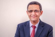 نقيب الصحفيين تصوير الفيشاوي في عزاء والدته خرق للأعراف المهنية