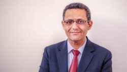 نقيب الصحفيين تصوير الفيشاوي في عزاء والدته خرق للأعراف المهنية