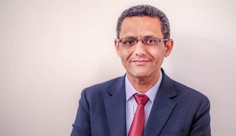 نقيب الصحفيين تصوير الفيشاوي في عزاء والدته خرق للأعراف المهنية