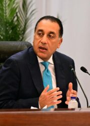 رئيس الوزراء يتابع تطورات حادث حريق سوق الخواجات المنصورة