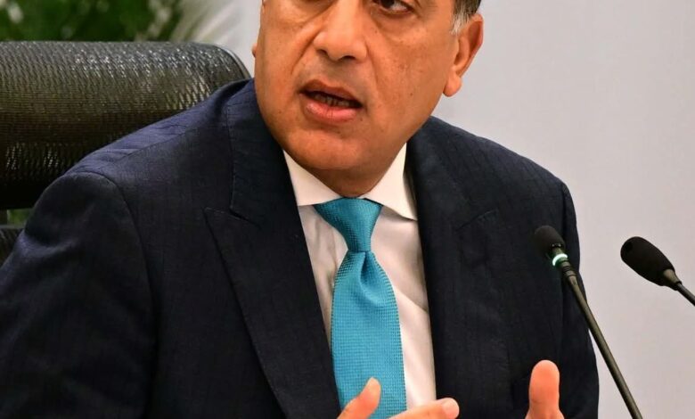 رئيس الوزراء يتابع تطورات حادث حريق سوق الخواجات المنصورة