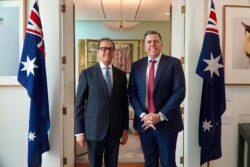 رئيس مجلس النواب الفيدرالي يستقبل السفير المصري لدى استراليا بمقر البرلمان