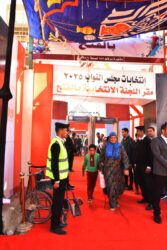 محافظ أسيوط يواصل جولاته على اللجان الانتخابية لمتابعة سير العملية الانتخابية .