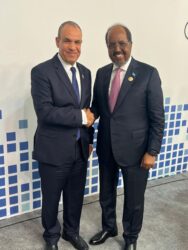 - وزير الخارجية والهجرة يلتقي رئيس جمهورية الصومال الفيدرالية على هامش منتدى الدوحة

 ...................................................................

بيان صادر عن وزارة الخارجية والهجرة وشئون المصريين بالخارج:

التقى د. بدر عبد العاطي وزير الخارجية والهجرة وشئون المصريين بالخارج، يوم الأحد ٧ ديسمبر ٢٠٢٥ بفخامة الرئيس حسن شيخ محمود رئيس جمهورية الصومال الفيدرالية، وذلك على هامش مشاركته في منتدى الدوحة، حيث تناول اللقاء سُبل تعزيز العلاقات الثنائية والشراكة الاستراتيجية بين البلدين.

أكد الوزير عبد العاطي خلال اللقاء اعتزاز مصر بعمق الروابط التاريخية والعلاقات الوطيدة التي تجمعها بالصومال، مشيداً بالزخم الإيجابي الذي تشهده العلاقات الثنائية، والذي تجلى في الزيارات رفيعة المستوى والحرص المتبادل على تطوير التعاون في المجالات الاقتصادية والتنموية والاستثمارية. كما جدد وزير الخارجية التأكيد على استمرار دعم مصر لبناء القدرات الوطنية الصومالية، خاصة في مجالات مكافحة الإرهاب، وإرساء الأمن والاستقرار، وتمكين مؤسسات الدولة من الاضطلاع بمهامها في بسط سيادة الدولة على كافة الأراضي الصومالية.

كما استعرض الوزير عبد العاطي مع الرئيس الصومالي ترتيبات عمل بعثة الاتحاد الأفريقي للدعم والاستقرار في الصومال AUSSOM، مؤكداً التزام مصر الاستراتيجي الراسخ بدعم الصومال وتعزيز الأمن والاستقرار في منطقة القرن الأفريقي والبحر الأحمر، باعتبار ذلك ركناً أساسياً لتحقيق التنمية وترسيخ السلم الإقليمي، مشدداً على مواصلة مصر إسهامها الفاعل في دعم الجهود الرامية لتعزيز قدرات الدولة الصومالية وتمكينها من بسط سيادتها وتحقيق الاستقرار الشامل

واختُتم اللقاء بالتأكيد على مواصلة التنسيق الوثيق بين مصر والصومال دعماً للأمن والاستقرار والتنمية، والاتفاق على المضي قُدماً في تنفيذ برامج التعاون المشترك في إطار الشراكة الاستراتيجية بين البلدين الشقيقين