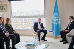 السفير المصري في باريس يقدم أوراق اعتماده إلى مدير عام منظمة اليونسكو