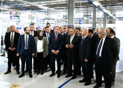 رئيس الوزراء يتفقد عدداً من أقسام مصنع "ليوني مصر" بمدينة بدر.