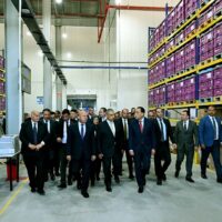 رئيس الوزراء يتفقد عدداً من أقسام مصنع "ليوني مصر" بمدينة بدر.