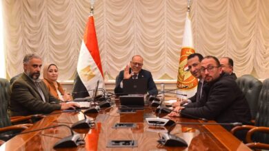 وزير العمل يشهد عبر "الفيديو كونفرانس" تسليم 405 عقد عمل لذوي همم في 27 محافظة.