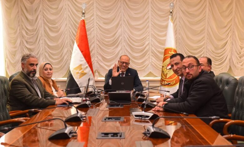 وزير العمل يشهد عبر "الفيديو كونفرانس" تسليم 405 عقد عمل لذوي همم في 27 محافظة.