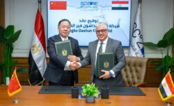 رئيس اقتصادية قناة السويس يوقع عقد مشروع شركة "Ningbo Dashun Fur" الصينية.