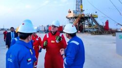 وزير البترول والثروة المعدنية يلتقي العاملين بموقع شركة الحديثة للحفر المصرية بالكويت.