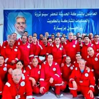 وزير البترول والثروة المعدنية يلتقي العاملين بموقع شركة الحديثة للحفر المصرية بالكويت.