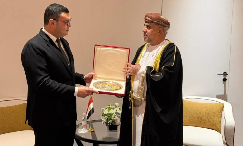 وزير الإسكان يبحث مع نظيره العماني سبل وآليات تعزيز التعاون المشترك.