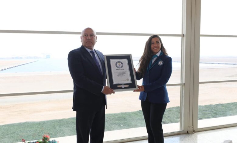 وزير الصناعة والنقل يتسلم شهادة موسوعة جينيس للأرقام القياسية لميناء السخنة كأعمق حوض ميناء من صنع الإنسان.