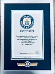 وزير الصناعة والنقل يتسلم شهادة موسوعة جينيس للأرقام القياسية لميناء السخنة كأعمق حوض ميناء.