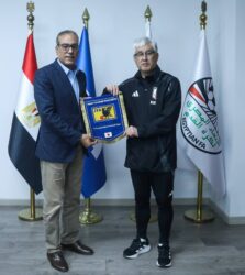 مصطفى عزام يستقبل رئيس بعثة منتخب اليابان ويتبادلان الدروع