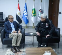 مصطفى عزام يستقبل رئيس بعثة منتخب اليابان ويتبادلان الدروع