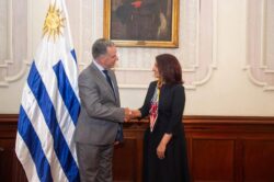 سفيرة مصر  في مونتفيديو تسلّم أوراق اعتمادها لرئيس جمهورية الأوروجواي