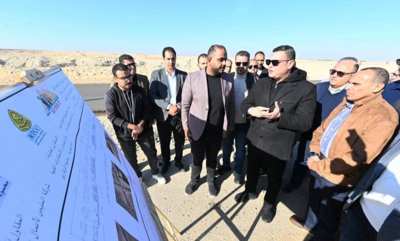 وزير الإسكان يتفقد مشروع طريق محور سفنكس بطول 16كم بمدينة سفنكس الجديدة.