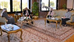 وزير الطيران يستقبل سفير دولة الإمارات بالقاهرة لبحث أوجه التعاون المشترك بين الجانبين.