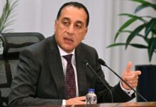 رئيس الوزراء يتابع الموقف التنفيذي لمشروعات الطاقة المتجددة. رئيس الوزراء يتابع الموقف التنفيذي لمشروعات الطاقة المتجددة. مدبولي: توجيهات من فخامة الرئيس بضرورة توفير مختلف أوجه الدعم المطلوبة لمشروعات الطاقة المتجددة خاصة فيما يتعلق بتأهيل الشبكة ورفع كفاءة خطوط نقل الكهرباء استعراض موقف مشروعات التغذية الكهربائية لمشروعات الاستصلاح الزراعية بالدلتا الجديدة التقى الدكتور مصطفى مدبولي، رئيس مجلس الوزراء، بمقر الحكومة بالعاصمة الجديدة، اليوم؛ المهندس/ محمود عصمت، وزير الكهرباء والطاقة المتجددة، لمتابعة الموقف التنفيذي لمشروعات الطاقة المتجددة. وأكد رئيس الوزراء في مستهل اللقاء، الحرص على المتابعة الدورية لمختلف ما يتم تنفيذه من مشروعات لإنتاج الطاقة من مصادرها الجديدة والمتجددة، تعظيماً لما تمتلكه مصر من مقومات وإمكانات تجعلها نقطة جذب لمزيد من الاستثمارات لهذا القطاع الواعد، هذا إلى جانب السعي لتوفير الاحتياجات من الطاقة تلبية لمختلف المتطلبات التنموية والاستهلاكية. وخلال اللقاء، أشار رئيس الوزراء إلى توجيهات فخامة الرئيس عبد الفتاح السيسي، رئيس الجمهورية، المستمرة بضرورة توفير مختلف أوجه الدعم المطلوبة لمشروعات الطاقة المتجددة، وخاصة فيما يتعلق بتأهيل الشبكة ورفع كفاءة خطوط نقل الكهرباء، وذلك بما يسهم في الاستفادة من الطاقات المتجددة المنتجة. وتابع الدكتور مصطفى مدبولي، خلال اللقاء، الموقف التنفيذ لمشروع الربط الكهربائي المصري السعودي، والمستجدات الخاصة بمختلف أعماله تمهيداً لبدء التشغيل، حيث أشار وزير الكهرباء والطاقة المتجددة إلى أن المشروع يتم تجهيزه في صورته النهائية لبدء تشغيل المرحلة الاولي في القريب العاجل لتبادل 1500 ميجاوات، على أن يتبعها بشهور قليلة تشغيل المرحلة الثانية لتبادل 3000 ميجاوات. وصرح المستشار محمد الحمصاني، المتحدث الرسمي باسم رئاسة مجلس الوزراء، بأن رئيس الوزراء تعرف من وزير الكهرباء على الموقف الحالي للقدرات المركبة من الطاقة المتجددة، حيث أشار الوزير إلى أن إجمالي قدرات الطاقة المتجددة وصل الآن إلى 8866 ميجاوات من طاقة الرياح، والطاقة الشمسية، والمصادر المائية، هذا إلى جانب 300 ميجاوات/ ساعة قدرات بطاريات التخزين، موضحاً أن الفترة من يوليو عام 2024 حتى الآن شهدت ادخال قدرات 1150 ميجاوات من طاقة الرياح، و700 ميجاوات من الطاقة الشمسية ، و300 ميجاوات/ ساعة قدرات بطاريات التخزين. واستعرض وزير الكهرباء، خلال اللقاء، القدرات المخطط دخولها من الطاقات المتجددة خلال العامين القادمين 2026 و2027، موضحاً أنه بنهاية عام 2027 من المتوقع أن تصل القدرات المركبة من الطاقات المتجددة إلى 17991 ميجاوات، هذا إلى جانب 9320 ميجاوات/ ساعة قدرات بطاريات التخزين. كما تناول المهندس/ محمود عصمت، خلال اللقاء، موقف الأراضي المخصصة فعليا بقرارات جمهورية لصالح هيئة الطاقة الجديدة والمتجددة، لتنفيذ مشروعات الطاقة المتجددة على مستوى الجمهورية، منوها في هذا الصدد إلى موقف المشروعات تحت التنفيذ، وكذا المشروعات الخاصة ببطاريات التخزين. واطلع رئيس الوزراء، خلال اللقاء، على موقف مشروعات التغذية الكهربائية لمشروعات الاستصلاح الزراعية بالدلتا الجديدة، وكذا جهود وزارة الكهرباء لدعم الشبكة الكهربائية الموحدة، وما تم في هذا الصدد من إضافة لمحطات ومحولات وخطوط جهد متنوعة القدرات، سعياً لاستيعاب الطاقة المنتجة من المصادر المتجددة. رئيس الوزراء يتابع الموقف التنفيذي لمشروعات الطاقة المتجددة.