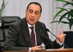 رئيس الوزراء يتابع الموقف التنفيذي لمشروعات الطاقة المتجددة. رئيس الوزراء يتابع الموقف التنفيذي لمشروعات الطاقة المتجددة. مدبولي: توجيهات من فخامة الرئيس بضرورة توفير مختلف أوجه الدعم المطلوبة لمشروعات الطاقة المتجددة خاصة فيما يتعلق بتأهيل الشبكة ورفع كفاءة خطوط نقل الكهرباء استعراض موقف مشروعات التغذية الكهربائية لمشروعات الاستصلاح الزراعية بالدلتا الجديدة التقى الدكتور مصطفى مدبولي، رئيس مجلس الوزراء، بمقر الحكومة بالعاصمة الجديدة، اليوم؛ المهندس/ محمود عصمت، وزير الكهرباء والطاقة المتجددة، لمتابعة الموقف التنفيذي لمشروعات الطاقة المتجددة. وأكد رئيس الوزراء في مستهل اللقاء، الحرص على المتابعة الدورية لمختلف ما يتم تنفيذه من مشروعات لإنتاج الطاقة من مصادرها الجديدة والمتجددة، تعظيماً لما تمتلكه مصر من مقومات وإمكانات تجعلها نقطة جذب لمزيد من الاستثمارات لهذا القطاع الواعد، هذا إلى جانب السعي لتوفير الاحتياجات من الطاقة تلبية لمختلف المتطلبات التنموية والاستهلاكية. وخلال اللقاء، أشار رئيس الوزراء إلى توجيهات فخامة الرئيس عبد الفتاح السيسي، رئيس الجمهورية، المستمرة بضرورة توفير مختلف أوجه الدعم المطلوبة لمشروعات الطاقة المتجددة، وخاصة فيما يتعلق بتأهيل الشبكة ورفع كفاءة خطوط نقل الكهرباء، وذلك بما يسهم في الاستفادة من الطاقات المتجددة المنتجة. وتابع الدكتور مصطفى مدبولي، خلال اللقاء، الموقف التنفيذ لمشروع الربط الكهربائي المصري السعودي، والمستجدات الخاصة بمختلف أعماله تمهيداً لبدء التشغيل، حيث أشار وزير الكهرباء والطاقة المتجددة إلى أن المشروع يتم تجهيزه في صورته النهائية لبدء تشغيل المرحلة الاولي في القريب العاجل لتبادل 1500 ميجاوات، على أن يتبعها بشهور قليلة تشغيل المرحلة الثانية لتبادل 3000 ميجاوات. وصرح المستشار محمد الحمصاني، المتحدث الرسمي باسم رئاسة مجلس الوزراء، بأن رئيس الوزراء تعرف من وزير الكهرباء على الموقف الحالي للقدرات المركبة من الطاقة المتجددة، حيث أشار الوزير إلى أن إجمالي قدرات الطاقة المتجددة وصل الآن إلى 8866 ميجاوات من طاقة الرياح، والطاقة الشمسية، والمصادر المائية، هذا إلى جانب 300 ميجاوات/ ساعة قدرات بطاريات التخزين، موضحاً أن الفترة من يوليو عام 2024 حتى الآن شهدت ادخال قدرات 1150 ميجاوات من طاقة الرياح، و700 ميجاوات من الطاقة الشمسية ، و300 ميجاوات/ ساعة قدرات بطاريات التخزين. واستعرض وزير الكهرباء، خلال اللقاء، القدرات المخطط دخولها من الطاقات المتجددة خلال العامين القادمين 2026 و2027، موضحاً أنه بنهاية عام 2027 من المتوقع أن تصل القدرات المركبة من الطاقات المتجددة إلى 17991 ميجاوات، هذا إلى جانب 9320 ميجاوات/ ساعة قدرات بطاريات التخزين. كما تناول المهندس/ محمود عصمت، خلال اللقاء، موقف الأراضي المخصصة فعليا بقرارات جمهورية لصالح هيئة الطاقة الجديدة والمتجددة، لتنفيذ مشروعات الطاقة المتجددة على مستوى الجمهورية، منوها في هذا الصدد إلى موقف المشروعات تحت التنفيذ، وكذا المشروعات الخاصة ببطاريات التخزين. واطلع رئيس الوزراء، خلال اللقاء، على موقف مشروعات التغذية الكهربائية لمشروعات الاستصلاح الزراعية بالدلتا الجديدة، وكذا جهود وزارة الكهرباء لدعم الشبكة الكهربائية الموحدة، وما تم في هذا الصدد من إضافة لمحطات ومحولات وخطوط جهد متنوعة القدرات، سعياً لاستيعاب الطاقة المنتجة من المصادر المتجددة. رئيس الوزراء يتابع الموقف التنفيذي لمشروعات الطاقة المتجددة. 