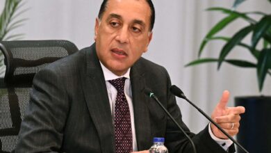 رئيس الوزراء يتابع الموقف التنفيذي لمشروعات الطاقة المتجددة. رئيس الوزراء يتابع الموقف التنفيذي لمشروعات الطاقة المتجددة. مدبولي: توجيهات من فخامة الرئيس بضرورة توفير مختلف أوجه الدعم المطلوبة لمشروعات الطاقة المتجددة خاصة فيما يتعلق بتأهيل الشبكة ورفع كفاءة خطوط نقل الكهرباء استعراض موقف مشروعات التغذية الكهربائية لمشروعات الاستصلاح الزراعية بالدلتا الجديدة التقى الدكتور مصطفى مدبولي، رئيس مجلس الوزراء، بمقر الحكومة بالعاصمة الجديدة، اليوم؛ المهندس/ محمود عصمت، وزير الكهرباء والطاقة المتجددة، لمتابعة الموقف التنفيذي لمشروعات الطاقة المتجددة. وأكد رئيس الوزراء في مستهل اللقاء، الحرص على المتابعة الدورية لمختلف ما يتم تنفيذه من مشروعات لإنتاج الطاقة من مصادرها الجديدة والمتجددة، تعظيماً لما تمتلكه مصر من مقومات وإمكانات تجعلها نقطة جذب لمزيد من الاستثمارات لهذا القطاع الواعد، هذا إلى جانب السعي لتوفير الاحتياجات من الطاقة تلبية لمختلف المتطلبات التنموية والاستهلاكية. وخلال اللقاء، أشار رئيس الوزراء إلى توجيهات فخامة الرئيس عبد الفتاح السيسي، رئيس الجمهورية، المستمرة بضرورة توفير مختلف أوجه الدعم المطلوبة لمشروعات الطاقة المتجددة، وخاصة فيما يتعلق بتأهيل الشبكة ورفع كفاءة خطوط نقل الكهرباء، وذلك بما يسهم في الاستفادة من الطاقات المتجددة المنتجة. وتابع الدكتور مصطفى مدبولي، خلال اللقاء، الموقف التنفيذ لمشروع الربط الكهربائي المصري السعودي، والمستجدات الخاصة بمختلف أعماله تمهيداً لبدء التشغيل، حيث أشار وزير الكهرباء والطاقة المتجددة إلى أن المشروع يتم تجهيزه في صورته النهائية لبدء تشغيل المرحلة الاولي في القريب العاجل لتبادل 1500 ميجاوات، على أن يتبعها بشهور قليلة تشغيل المرحلة الثانية لتبادل 3000 ميجاوات. وصرح المستشار محمد الحمصاني، المتحدث الرسمي باسم رئاسة مجلس الوزراء، بأن رئيس الوزراء تعرف من وزير الكهرباء على الموقف الحالي للقدرات المركبة من الطاقة المتجددة، حيث أشار الوزير إلى أن إجمالي قدرات الطاقة المتجددة وصل الآن إلى 8866 ميجاوات من طاقة الرياح، والطاقة الشمسية، والمصادر المائية، هذا إلى جانب 300 ميجاوات/ ساعة قدرات بطاريات التخزين، موضحاً أن الفترة من يوليو عام 2024 حتى الآن شهدت ادخال قدرات 1150 ميجاوات من طاقة الرياح، و700 ميجاوات من الطاقة الشمسية ، و300 ميجاوات/ ساعة قدرات بطاريات التخزين. واستعرض وزير الكهرباء، خلال اللقاء، القدرات المخطط دخولها من الطاقات المتجددة خلال العامين القادمين 2026 و2027، موضحاً أنه بنهاية عام 2027 من المتوقع أن تصل القدرات المركبة من الطاقات المتجددة إلى 17991 ميجاوات، هذا إلى جانب 9320 ميجاوات/ ساعة قدرات بطاريات التخزين. كما تناول المهندس/ محمود عصمت، خلال اللقاء، موقف الأراضي المخصصة فعليا بقرارات جمهورية لصالح هيئة الطاقة الجديدة والمتجددة، لتنفيذ مشروعات الطاقة المتجددة على مستوى الجمهورية، منوها في هذا الصدد إلى موقف المشروعات تحت التنفيذ، وكذا المشروعات الخاصة ببطاريات التخزين. واطلع رئيس الوزراء، خلال اللقاء، على موقف مشروعات التغذية الكهربائية لمشروعات الاستصلاح الزراعية بالدلتا الجديدة، وكذا جهود وزارة الكهرباء لدعم الشبكة الكهربائية الموحدة، وما تم في هذا الصدد من إضافة لمحطات ومحولات وخطوط جهد متنوعة القدرات، سعياً لاستيعاب الطاقة المنتجة من المصادر المتجددة. رئيس الوزراء يتابع الموقف التنفيذي لمشروعات الطاقة المتجددة.