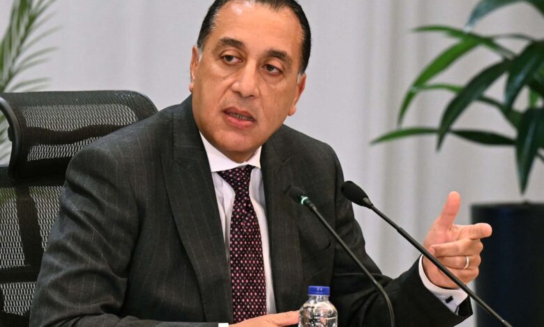 رئيس الوزراء يتابع الموقف التنفيذي لمشروعات الطاقة المتجددة. رئيس الوزراء يتابع الموقف التنفيذي لمشروعات الطاقة المتجددة. مدبولي: توجيهات من فخامة الرئيس بضرورة توفير مختلف أوجه الدعم المطلوبة لمشروعات الطاقة المتجددة خاصة فيما يتعلق بتأهيل الشبكة ورفع كفاءة خطوط نقل الكهرباء استعراض موقف مشروعات التغذية الكهربائية لمشروعات الاستصلاح الزراعية بالدلتا الجديدة التقى الدكتور مصطفى مدبولي، رئيس مجلس الوزراء، بمقر الحكومة بالعاصمة الجديدة، اليوم؛ المهندس/ محمود عصمت، وزير الكهرباء والطاقة المتجددة، لمتابعة الموقف التنفيذي لمشروعات الطاقة المتجددة. وأكد رئيس الوزراء في مستهل اللقاء، الحرص على المتابعة الدورية لمختلف ما يتم تنفيذه من مشروعات لإنتاج الطاقة من مصادرها الجديدة والمتجددة، تعظيماً لما تمتلكه مصر من مقومات وإمكانات تجعلها نقطة جذب لمزيد من الاستثمارات لهذا القطاع الواعد، هذا إلى جانب السعي لتوفير الاحتياجات من الطاقة تلبية لمختلف المتطلبات التنموية والاستهلاكية. وخلال اللقاء، أشار رئيس الوزراء إلى توجيهات فخامة الرئيس عبد الفتاح السيسي، رئيس الجمهورية، المستمرة بضرورة توفير مختلف أوجه الدعم المطلوبة لمشروعات الطاقة المتجددة، وخاصة فيما يتعلق بتأهيل الشبكة ورفع كفاءة خطوط نقل الكهرباء، وذلك بما يسهم في الاستفادة من الطاقات المتجددة المنتجة. وتابع الدكتور مصطفى مدبولي، خلال اللقاء، الموقف التنفيذ لمشروع الربط الكهربائي المصري السعودي، والمستجدات الخاصة بمختلف أعماله تمهيداً لبدء التشغيل، حيث أشار وزير الكهرباء والطاقة المتجددة إلى أن المشروع يتم تجهيزه في صورته النهائية لبدء تشغيل المرحلة الاولي في القريب العاجل لتبادل 1500 ميجاوات، على أن يتبعها بشهور قليلة تشغيل المرحلة الثانية لتبادل 3000 ميجاوات. وصرح المستشار محمد الحمصاني، المتحدث الرسمي باسم رئاسة مجلس الوزراء، بأن رئيس الوزراء تعرف من وزير الكهرباء على الموقف الحالي للقدرات المركبة من الطاقة المتجددة، حيث أشار الوزير إلى أن إجمالي قدرات الطاقة المتجددة وصل الآن إلى 8866 ميجاوات من طاقة الرياح، والطاقة الشمسية، والمصادر المائية، هذا إلى جانب 300 ميجاوات/ ساعة قدرات بطاريات التخزين، موضحاً أن الفترة من يوليو عام 2024 حتى الآن شهدت ادخال قدرات 1150 ميجاوات من طاقة الرياح، و700 ميجاوات من الطاقة الشمسية ، و300 ميجاوات/ ساعة قدرات بطاريات التخزين. واستعرض وزير الكهرباء، خلال اللقاء، القدرات المخطط دخولها من الطاقات المتجددة خلال العامين القادمين 2026 و2027، موضحاً أنه بنهاية عام 2027 من المتوقع أن تصل القدرات المركبة من الطاقات المتجددة إلى 17991 ميجاوات، هذا إلى جانب 9320 ميجاوات/ ساعة قدرات بطاريات التخزين. كما تناول المهندس/ محمود عصمت، خلال اللقاء، موقف الأراضي المخصصة فعليا بقرارات جمهورية لصالح هيئة الطاقة الجديدة والمتجددة، لتنفيذ مشروعات الطاقة المتجددة على مستوى الجمهورية، منوها في هذا الصدد إلى موقف المشروعات تحت التنفيذ، وكذا المشروعات الخاصة ببطاريات التخزين. واطلع رئيس الوزراء، خلال اللقاء، على موقف مشروعات التغذية الكهربائية لمشروعات الاستصلاح الزراعية بالدلتا الجديدة، وكذا جهود وزارة الكهرباء لدعم الشبكة الكهربائية الموحدة، وما تم في هذا الصدد من إضافة لمحطات ومحولات وخطوط جهد متنوعة القدرات، سعياً لاستيعاب الطاقة المنتجة من المصادر المتجددة. رئيس الوزراء يتابع الموقف التنفيذي لمشروعات الطاقة المتجددة.