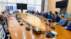 خلال زيارته الحالية لمسقط للمشاركة بمنتدى الأعمال المصري العماني..

■ نائب رئيس مجلس الوزراء للتنمية الصناعية يلتقي وزير التجارة والصناعة وترويج الاستثمار العماني لبحث سبل تعزيز التعاون بين البلدين في مجالات الصناعة وإقامة المناطق الصناعية والربط البحري

■ الوزير: 

1. إقامة مشروعات صناعية تكاملية تقوم على استغلال القدرات والموارد والخامات الأولية المتاحة في مصر وعمان

2. شركات المقاولات المصرية العاملة بسلطنة عمان ستكون نواة جذب الشركات المصرية من مختلف القطاعات إلى السوق العماني لنقل الخبرة المصرية في مجالات البنية الأساسية والصناعة وإنشاء المناطق الصناعية وترفيقها ومحطات المياه والصرف

3. ضرورة تعزيز الربط البحري بين ميناء السخنة المصري وميناء صحار العماني وإقامة مناطق لوجستية بالميناءين للتصنيع للمشترك

...................................................................

بيان صادر عن وزارة الصناعة:

خلال زيارته الحالية للعاصمة العمانية مسقط للمشاركة في منتدى الأعمال المصري العماني، التقى الفريق مهندس/ كامل الوزير، نائب رئيس مجلس الوزراء للتنمية الصناعية وزير الصناعة والنقل السيد/ قيس بن محمد اليوسف وزير التجارة والصناعة وترويج الاستثمار العماني لبحث سبل تعزيز التعاون بين البلدين في مختلف المجالات الاقتصادية وخاصة مجالات الصناعة وإقامة المناطق الصناعية والربط البحري، وقد حضر اللقاء السفير/ ياسر شعبان، سفير مصر في عمان وممثلو الشركات المصرية المرافقة للوفد المصري، وعدد من قيادات وزارتي الصناعة والنقل. 

وفي مستهل اللقاء أكد الوزير على قوة العلاقات الأخوية الراسخة التي تربط مصر وسلطنة عمان والتي تستند إلى تاريخ طويل من التعاون بين البلدين في مختلف المجالات، معرباً عن تطلع مصر لتعزيز كافة العلاقات الثنائية والعمل على زيادة حجم الاستثمارات المشتركة بين البلدين الشقيقين، ودراسة الفرص الاستثمارية المتاحة في عدد من القطاعات وذلك تنفيذًا للتوجيهات القيادتين السياسيتين في مصر وعمان.

وقال الوزير إن الوفد المصري يضم ممثلي الشركات المصرية العاملة في سلطنة عمان والتي يعمل معظمها في مجال الإنشاءات والبنية التحتية وتتطلع مصر لتكون هذه الشركات نواة جذب الشركات المصرية من مختلف القطاعات إلى السوق العماني لنقل الخبرة المصرية التي بنتها الشركات خلال الأعوام الماضية في المشروعات التي شملت الطرق والبنية الأساسية والصناعة وإنشاء المناطق الصناعية وترفيقها ومحطات المياه والصرف. 

وتم خلال الاجتماع استعراض قدرات شركات المقاولات المصرية في تنفيذ كافة أنواع المشروعات، واستعراض مشروعات الشركات المصرية المنفذة في عمان، حيث أكد الوزير استعداد الشركات المصرية لإقامة مصانع لإنتاج مستلزمات البناء والإنشاءات في عمان أو استكمال تصنيعها في عمان، مشيداً بتجربة المطورين الصناعيين المصريين في إقامة مناطق صناعية على أعلى مستوى.

وأشار الوزير إلى ضرورة تركيز الجانبين المصري والعماني على إقامة مشروعات صناعية تكاملية تقوم على استغلال القدرات والموارد والخامات الأولية المتاحة في مصر وعمان لإنتاج منتجات نهائية تحمل شعار صنع في مصر أو صنع في عمان، لافتاً إلى ضرورة استغلال خامات الحديد والنحاس المتوافرة في عمان في إقامة صناعات مشتركة تشمل تصنيع الكابلات والأسلاك لتلبية احتياجات السوقين المصري والعماني والتصدير للخارج. 

ولفت الوزير إلى أهمية تعزيز الربط البحري بين البلدين من خلال ربط ميناء السخنة الضخم الذي يعمل به أكبر 6 مشغلين للموانئ في العالم والخطوط الملاحية العالمية مع ميناء صحار العماني، حيث يمكن جذب شركة صناعية لعمل منطقة لوجستية في ميناء السخنة وميناء صحار أيضاً لإنتاج منتجات في منطقة واستكمالها في الأخرى، لافتاً إلى أنه سيتم توجيه دعوة رسمية لوزير التجارة والصناعة وترويج الاستثمار ووزير النقل والاتصالات وتقنية المعلومات العماني لزيارة المناطق الصناعية والعاصمة الإدارية والمتحف المصري الكبير للتعرف على حجم التطور الصناعي والعمراني الذي شهدته مصر خلال السنوات الأخيرة. 

ومن جانبه أكد السيد/ قيس بن محمد اليوسف وزير التجارة والصناعة وترويج الاستثمار العماني على عمق العلاقات الأخوية التي تجمع مصر وسلطنة عمان، مشيداً بالإنجاز الفريد لمصر المتمثل في إنشاء المتحف المصري الكبير والعاصمة الإدارية الجديدة. 

وأشار اليوسف إلى ضرورة تشكيل فريق عمل من وزارة التجارة والصناعة وترويج الاستثمار ووزارتي الصناعة والنقل المصريتين لاستكشاف فرص التكامل الصناعي بين البلدين وتحديد جدوى هذا التكامل والربط بين الموانئ بما يسهم في زيادة حركة التجارة البينية والبناء على نجاحات الشركات المصرية العاملة في السوق العماني، وكذا البناء على شبكة الاتفاقات التجارية التي تربط كل البلدين بمختلف الأسواق والدول.