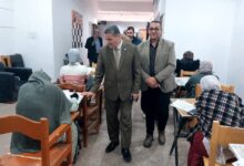 نائب رئيس جامعة بنها يتفقد امتحانات الفصل الدراسي الأول وورش كلية الفنون التطبيقية. نائب رئيس جامعة بنها يتفقد امتحانات الفصل الدراسي الأول وورش كلية الفنون التطبيقية. نائب رئيس جامعة بنها يتفقد امتحانات الفصل الدراسي الأول وورش كلية الفنون التطبيقية أجرى طه عاشور، نائب رئيس جامعة بنها لشئون خدمة المجتمع وتنمية البيئة، جولة تفقدية بكلية الفنون التطبيقية، لمتابعة سير امتحانات الفصل الدراسي الأول للفرقة الأولى، وذلك في إطار المتابعة الميدانية المستمرة لسير العملية التعليمية والامتحانية. رافق نائب رئيس الجامعة خلال الجولة أسامة ندا، عميد كلية الفنون التطبيقية، ووكلاء الكلية، حيث اطمأن على الالتزام بضوابط أداء الامتحانات، واتخاذ جميع الإجراءات والتدابير اللازمة لتوفير الهدوء والمناخ المناسب للطلاب داخل اللجان، إلى جانب التأكد من تواجد أعضاء هيئة التدريس للرد على استفسارات الطلاب والتعامل الفوري مع أي معوقات قد تطرأ أثناء الامتحانات. وأكد نائب رئيس الجامعة أن الجولة تأتي حرصًا من إدارة الجامعة على ضمان انتظام الامتحانات وحسن سيرها بالشكل الأمثل، والاستماع إلى آراء الطلاب حول مستوى الامتحانات، مشيرًا إلى أن الامتحانات تسير وفق الجداول المعلنة وبما يحقق مصلحة الطلاب، متمنيًا لهم التوفيق والنجاح. وعلى هامش الجولة، تفقد نائب رئيس الجامعة عددًا من الورش التعليمية والإنتاجية بالكلية، حيث استمع إلى شرح تفصيلي من عميد الكلية حول آلية عمل الطلاب داخل الورش، وأساليب تدريبهم على استخدام الأدوات والخامات المختلفة، بما يسهم في تنمية مهاراتهم العملية وتمكينهم من تنفيذ المشروعات الفنية المتنوعة. نائب رئيس جامعة بنها يتفقد امتحانات الفصل الدراسي الأول وورش كلية الفنون التطبيقية.