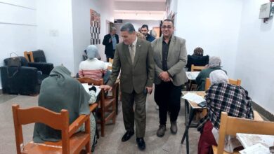 نائب رئيس جامعة بنها يتفقد امتحانات الفصل الدراسي الأول وورش كلية الفنون التطبيقية. نائب رئيس جامعة بنها يتفقد امتحانات الفصل الدراسي الأول وورش كلية الفنون التطبيقية. نائب رئيس جامعة بنها يتفقد امتحانات الفصل الدراسي الأول وورش كلية الفنون التطبيقية أجرى طه عاشور، نائب رئيس جامعة بنها لشئون خدمة المجتمع وتنمية البيئة، جولة تفقدية بكلية الفنون التطبيقية، لمتابعة سير امتحانات الفصل الدراسي الأول للفرقة الأولى، وذلك في إطار المتابعة الميدانية المستمرة لسير العملية التعليمية والامتحانية. رافق نائب رئيس الجامعة خلال الجولة أسامة ندا، عميد كلية الفنون التطبيقية، ووكلاء الكلية، حيث اطمأن على الالتزام بضوابط أداء الامتحانات، واتخاذ جميع الإجراءات والتدابير اللازمة لتوفير الهدوء والمناخ المناسب للطلاب داخل اللجان، إلى جانب التأكد من تواجد أعضاء هيئة التدريس للرد على استفسارات الطلاب والتعامل الفوري مع أي معوقات قد تطرأ أثناء الامتحانات. وأكد نائب رئيس الجامعة أن الجولة تأتي حرصًا من إدارة الجامعة على ضمان انتظام الامتحانات وحسن سيرها بالشكل الأمثل، والاستماع إلى آراء الطلاب حول مستوى الامتحانات، مشيرًا إلى أن الامتحانات تسير وفق الجداول المعلنة وبما يحقق مصلحة الطلاب، متمنيًا لهم التوفيق والنجاح. وعلى هامش الجولة، تفقد نائب رئيس الجامعة عددًا من الورش التعليمية والإنتاجية بالكلية، حيث استمع إلى شرح تفصيلي من عميد الكلية حول آلية عمل الطلاب داخل الورش، وأساليب تدريبهم على استخدام الأدوات والخامات المختلفة، بما يسهم في تنمية مهاراتهم العملية وتمكينهم من تنفيذ المشروعات الفنية المتنوعة. نائب رئيس جامعة بنها يتفقد امتحانات الفصل الدراسي الأول وورش كلية الفنون التطبيقية.