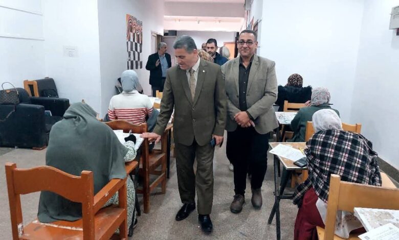 نائب رئيس جامعة بنها يتفقد امتحانات الفصل الدراسي الأول وورش كلية الفنون التطبيقية. نائب رئيس جامعة بنها يتفقد امتحانات الفصل الدراسي الأول وورش كلية الفنون التطبيقية. نائب رئيس جامعة بنها يتفقد امتحانات الفصل الدراسي الأول وورش كلية الفنون التطبيقية أجرى طه عاشور، نائب رئيس جامعة بنها لشئون خدمة المجتمع وتنمية البيئة، جولة تفقدية بكلية الفنون التطبيقية، لمتابعة سير امتحانات الفصل الدراسي الأول للفرقة الأولى، وذلك في إطار المتابعة الميدانية المستمرة لسير العملية التعليمية والامتحانية. رافق نائب رئيس الجامعة خلال الجولة أسامة ندا، عميد كلية الفنون التطبيقية، ووكلاء الكلية، حيث اطمأن على الالتزام بضوابط أداء الامتحانات، واتخاذ جميع الإجراءات والتدابير اللازمة لتوفير الهدوء والمناخ المناسب للطلاب داخل اللجان، إلى جانب التأكد من تواجد أعضاء هيئة التدريس للرد على استفسارات الطلاب والتعامل الفوري مع أي معوقات قد تطرأ أثناء الامتحانات. وأكد نائب رئيس الجامعة أن الجولة تأتي حرصًا من إدارة الجامعة على ضمان انتظام الامتحانات وحسن سيرها بالشكل الأمثل، والاستماع إلى آراء الطلاب حول مستوى الامتحانات، مشيرًا إلى أن الامتحانات تسير وفق الجداول المعلنة وبما يحقق مصلحة الطلاب، متمنيًا لهم التوفيق والنجاح. وعلى هامش الجولة، تفقد نائب رئيس الجامعة عددًا من الورش التعليمية والإنتاجية بالكلية، حيث استمع إلى شرح تفصيلي من عميد الكلية حول آلية عمل الطلاب داخل الورش، وأساليب تدريبهم على استخدام الأدوات والخامات المختلفة، بما يسهم في تنمية مهاراتهم العملية وتمكينهم من تنفيذ المشروعات الفنية المتنوعة. نائب رئيس جامعة بنها يتفقد امتحانات الفصل الدراسي الأول وورش كلية الفنون التطبيقية.