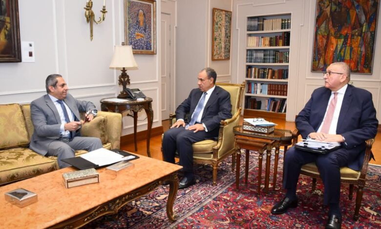 وزير الخارجية يبحث مع رئيس "شركة العاصمة الإدارية" إجراءات نقل السفارات الأجنبية للعاصمة الجديدة.