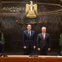 رئيس الوزراء يشهد مراسم توقيع 3 عقود مشروعات صناعية بالمنطقة الاقتصادية لقناة السويس.