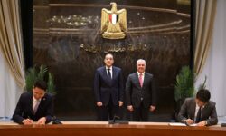 رئيس الوزراء يشهد مراسم توقيع 3 عقود مشروعات صناعية بالمنطقة الاقتصادية لقناة السويس. 