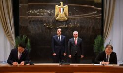 رئيس الوزراء يشهد مراسم توقيع 3 عقود مشروعات صناعية بالمنطقة الاقتصادية لقناة السويس. 