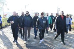 وزير الشباب والرياضة يطلق إشارة البدء للنسخة العاشرة من ماراثون زايد الخيري.