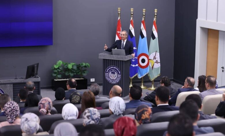 وزير الاتصالات يلتقي بملحقي الدفاع المرشحين للعمل بالسفارات المصرية بالخارج.