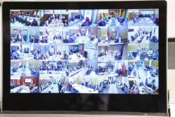 عبر الكونفرانس: وزيرة التنمية ومستشار رئيس الجمهورية يبحثان مع المحافظين أوجه استغلال الأراضي المستردة.