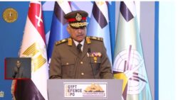 وزير الدفاع: القوات المسلحة قوة حكيمة ورشيدة تحمي ولا تهدد. 