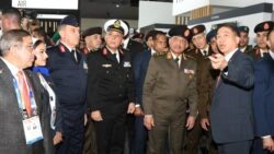 وزير الدفاع ورئيس الأركان يعقدان لقاءات ثنائية مع قادة الوفود العسكرية في إيديكس 2025